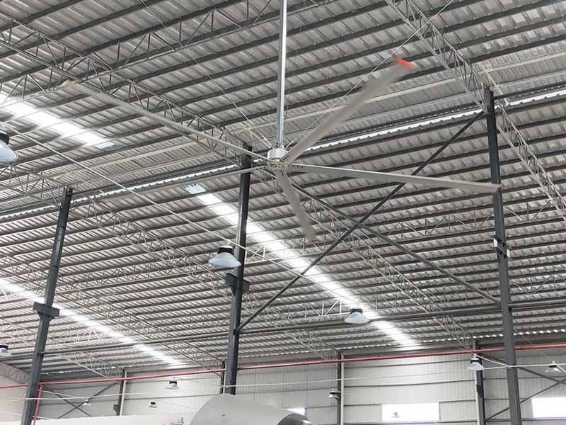 ventilateur de plafond à faible vitesse à haut volume installé dans un entrepôt coréen