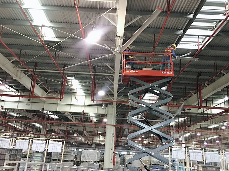 installation sur site de grands ventilateurs de plafond industriels à entraînement direct servo