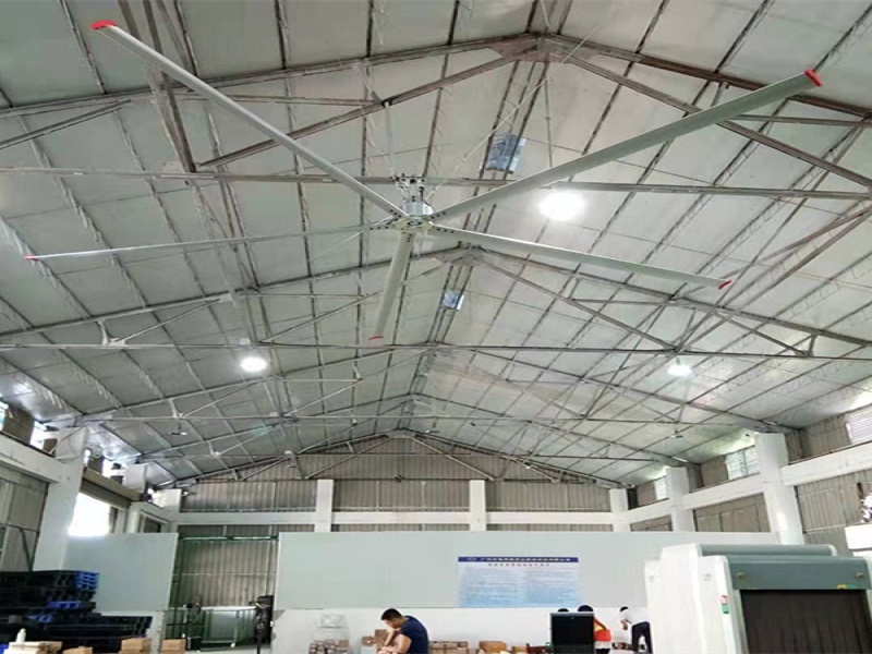 refroidissement en atelier avec un grand ventilateur de plafond, résoudre rapidement le problème de refroidissement en usine